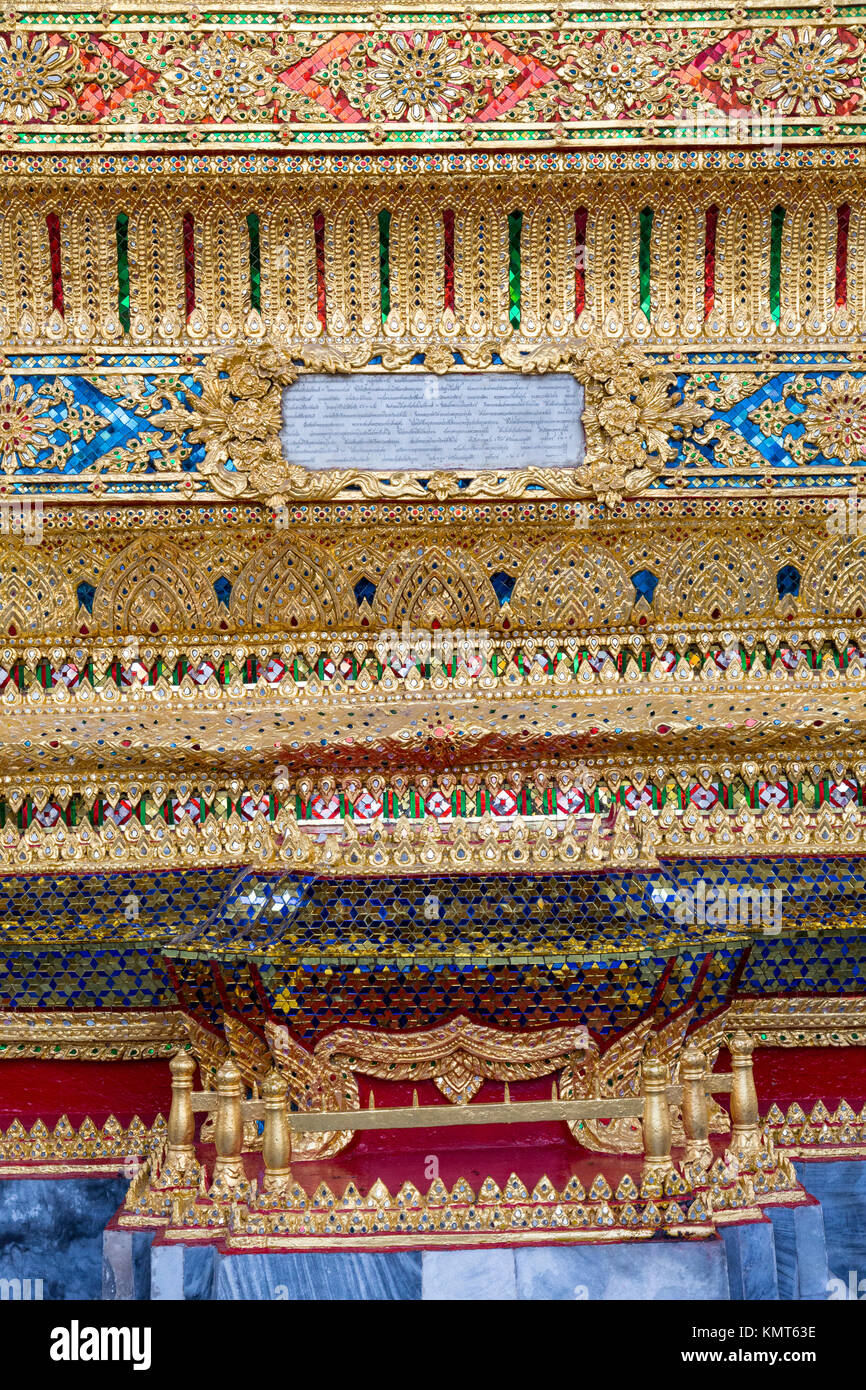 Bangkok, Tailandia. Dettagli architettonici al Ubosot del Wat Arun tempio complesso. Foto Stock