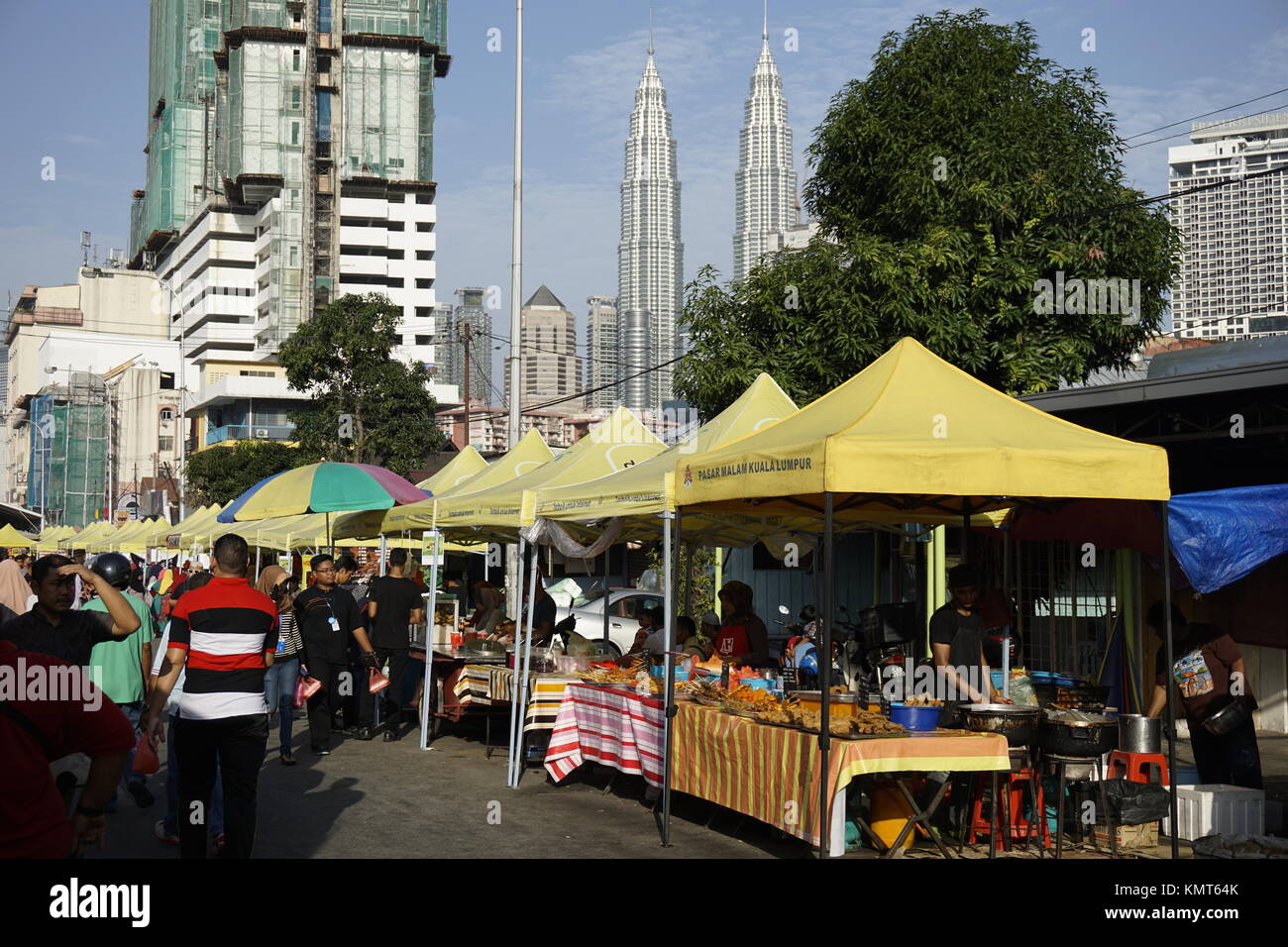 Il Ramadan bazar del cibo in Kampung Baru, Kuala Lumpur, Malesia Foto Stock