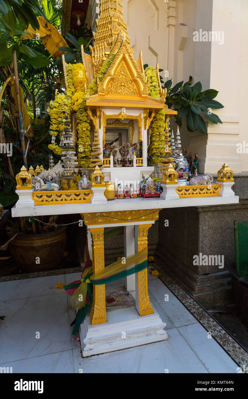 Bangkok, Tailandia. Un San Phra Phum, spirito Thai House dello Spirito custodisce il terreno sul quale una casa o un altro edificio è eretto. Foto Stock