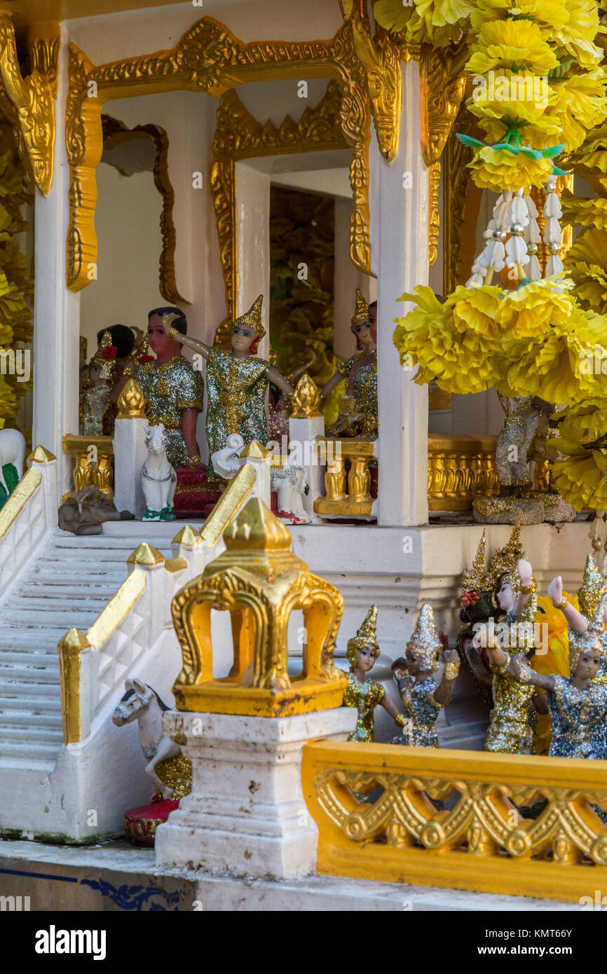 Bangkok, Tailandia. Un San Phra Phum, spirito Thai House dello Spirito custodisce il terreno sul quale una casa o un altro edificio è eretto. Foto Stock