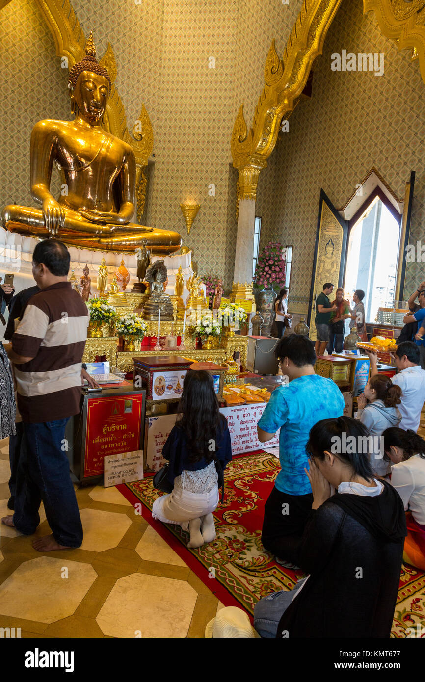 Bangkok, Tailandia. Adoratori di mescolarsi con i turisti al Wat Traimit, Tempio del Buddha d'oro. Foto Stock