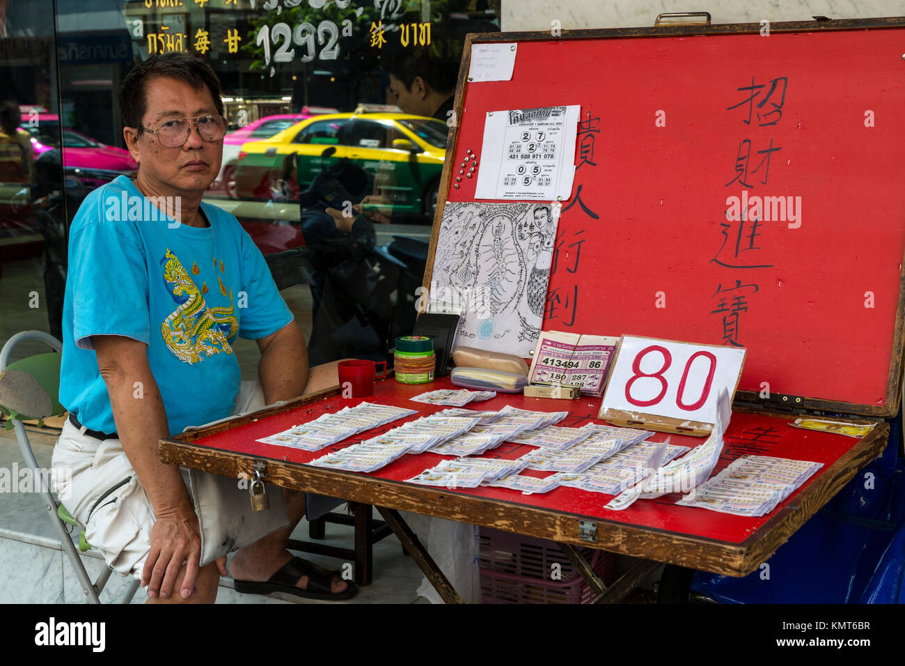 Bangkok, Tailandia. Biglietto della lotteria fornitore, Yaowarat Road, Chinatown. Foto Stock