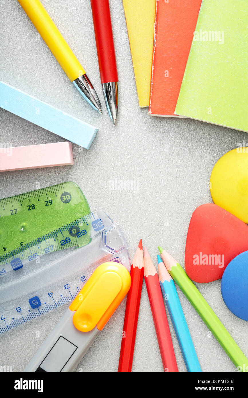 Close-up di vari oggetti necessari nella scuola il processo formativo Foto Stock