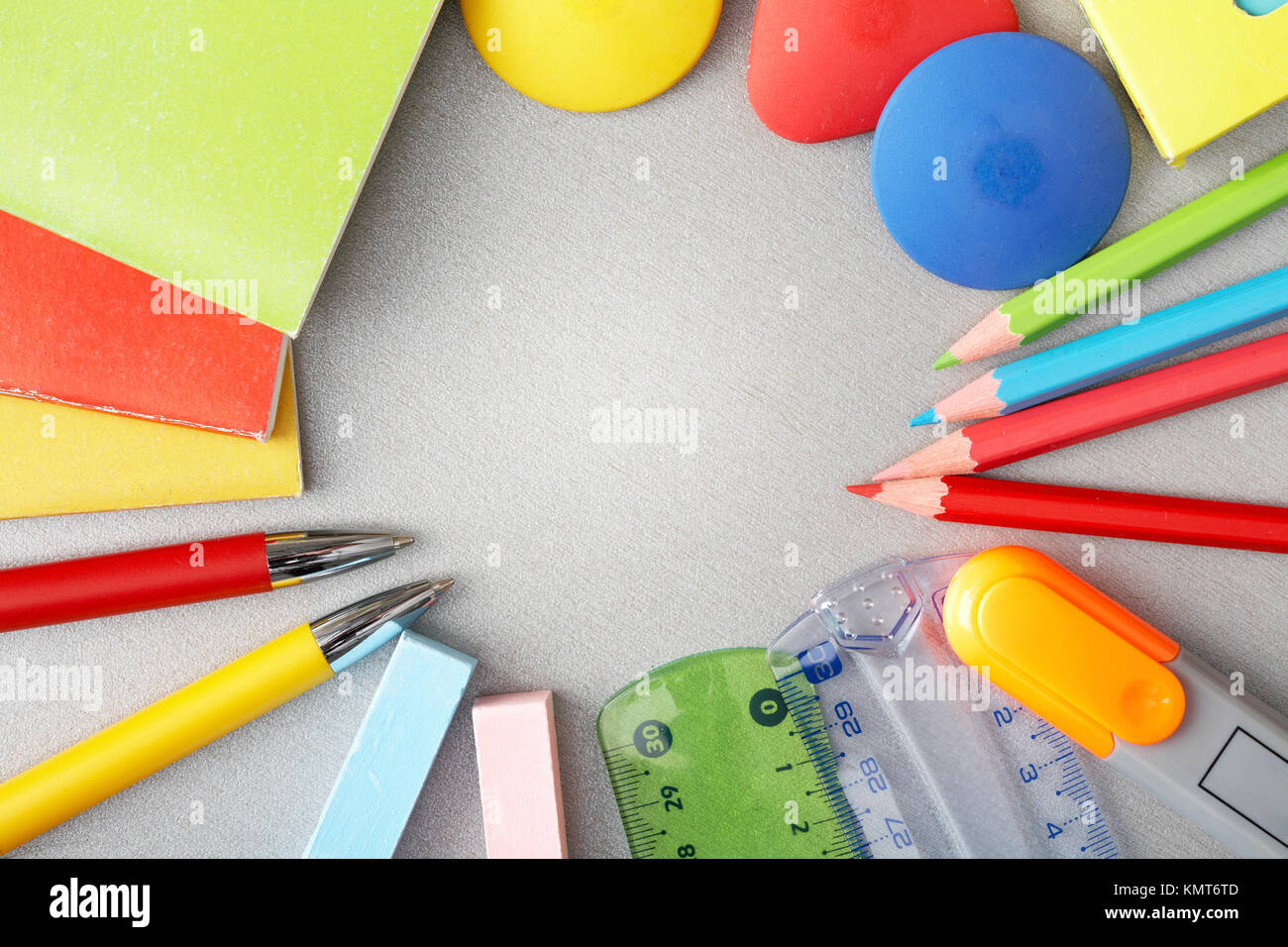 Close-up di vari oggetti necessari nella scuola il processo formativo Foto Stock