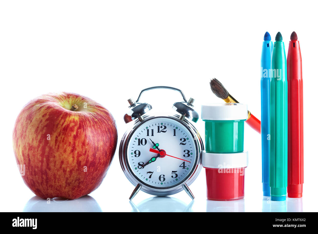 La linea di diversi oggetti scolastici Foto Stock