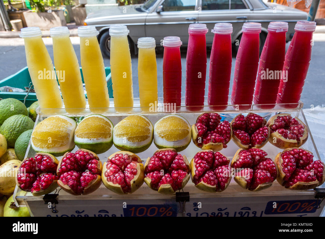 Bangkok, Tailandia. Arancio e Melograno frutta e succhi di frutta per la vendita su strada. Foto Stock