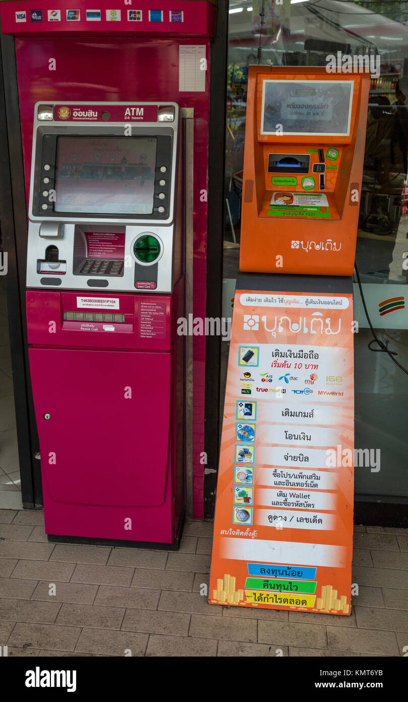 Bangkok, Tailandia. Macchina ATM sulla sinistra, scheda del telefono ricaricare la macchina sulla destra. Foto Stock
