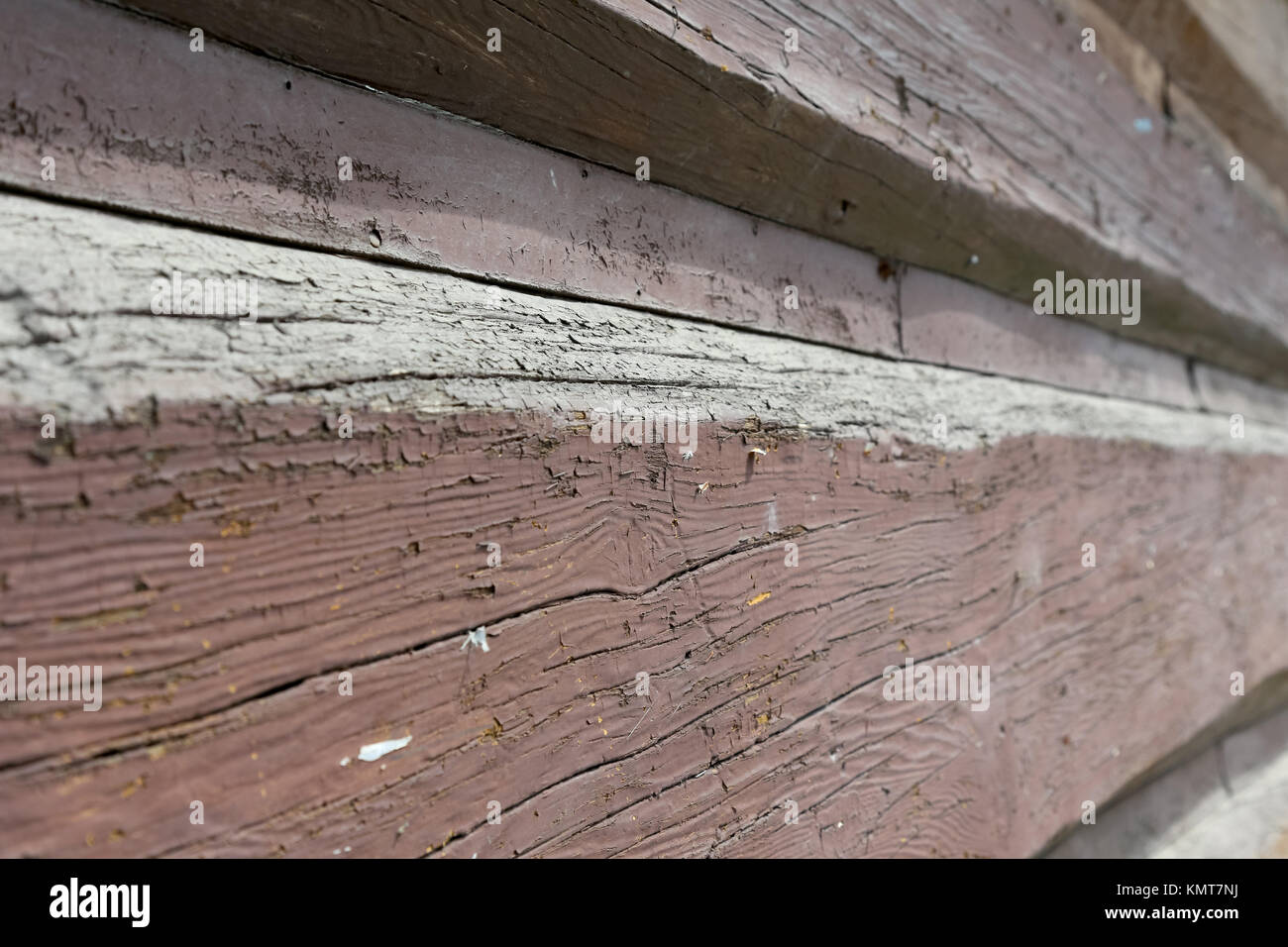 Tronchi di legno di una vecchia casa in legno sono mostrati da vicino dal punto di vista di un angolo. Si è visto a Zakopane in Polonia Foto Stock