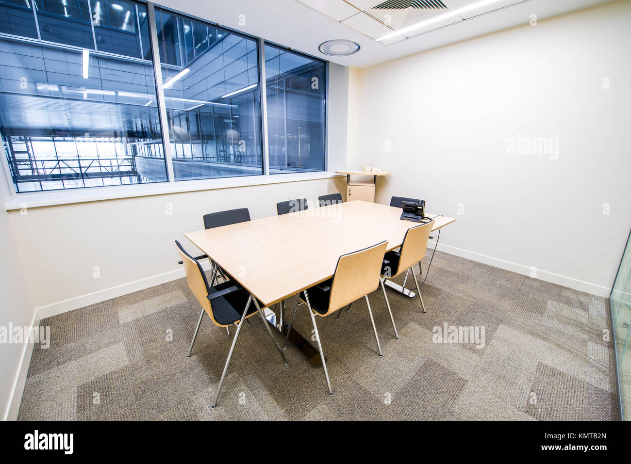 Svuotare la piccola sala riunioni. Luminosi e moderni interni. Pareti in vetro Foto Stock