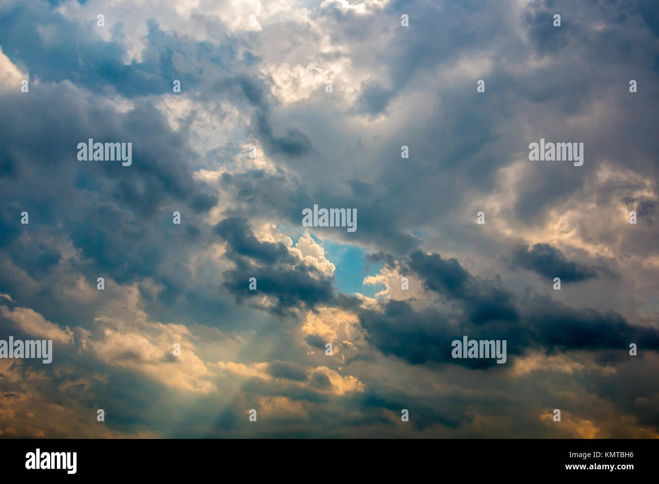Il profondo cielo blu e nuvole bianche Foto Stock