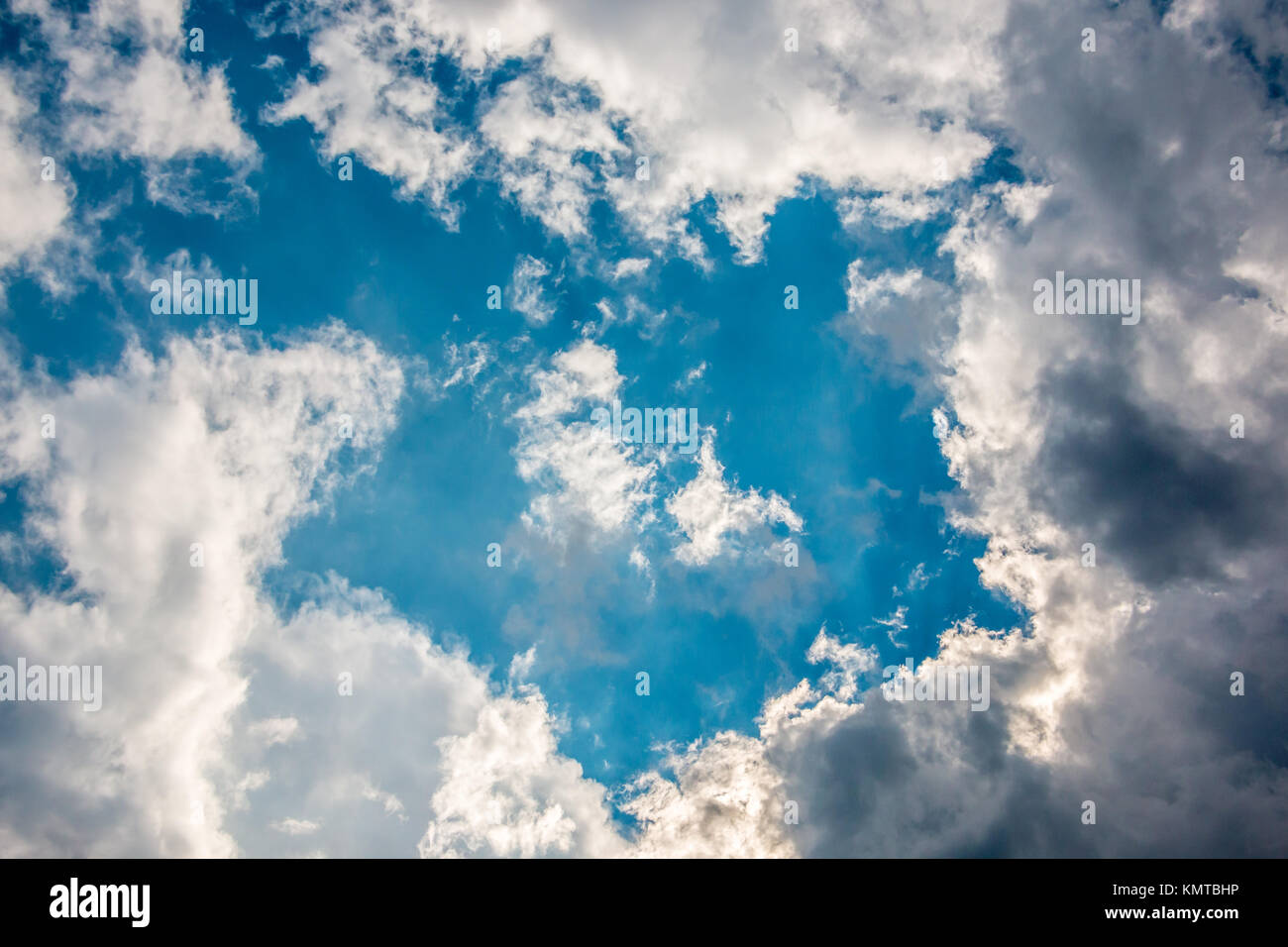 Il profondo cielo blu e nuvole bianche Foto Stock