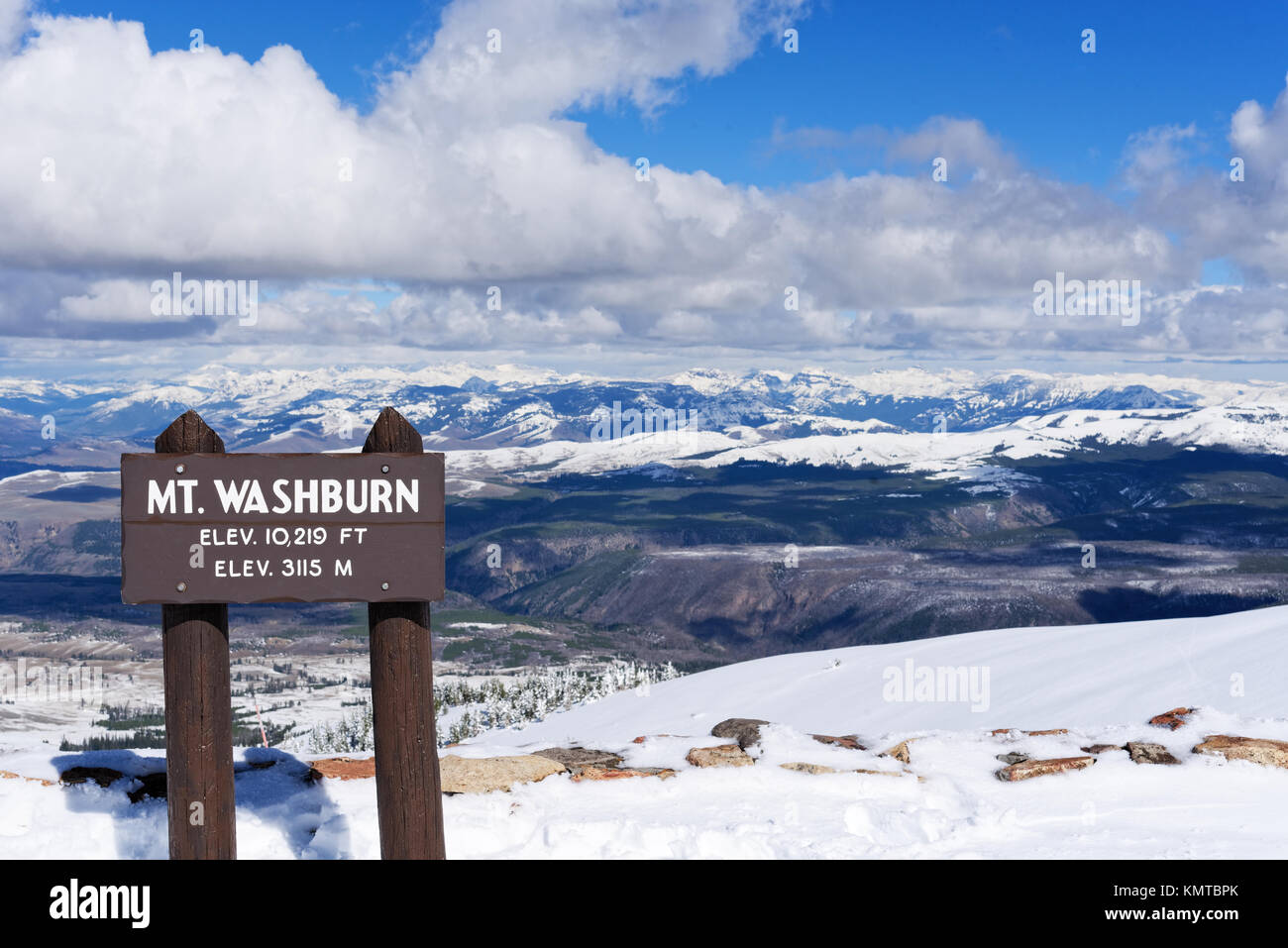 Cartello sulla sommità del monte Washburn nel Parco Nazionale di Yellowstone, Wyoming Foto Stock