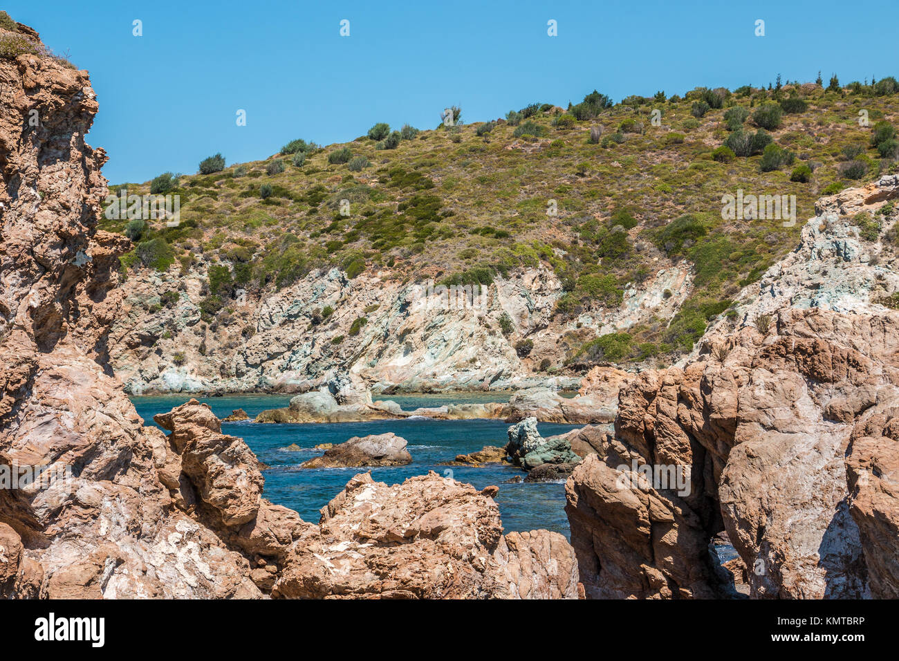 Il profondo blu del mare e la costa della Turchia Foto Stock