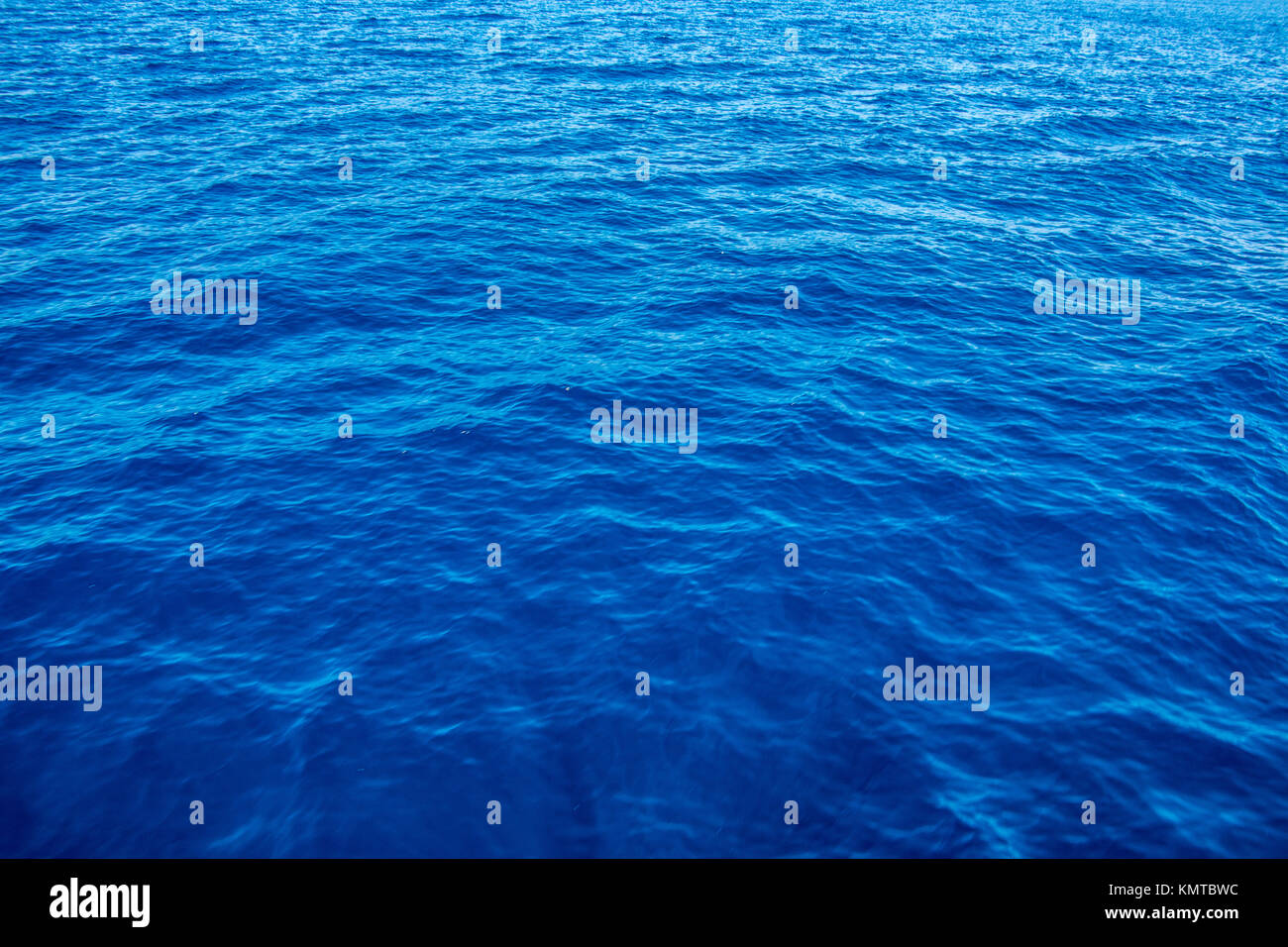 Il blu profondo e infinito del mare in Turchia Foto Stock