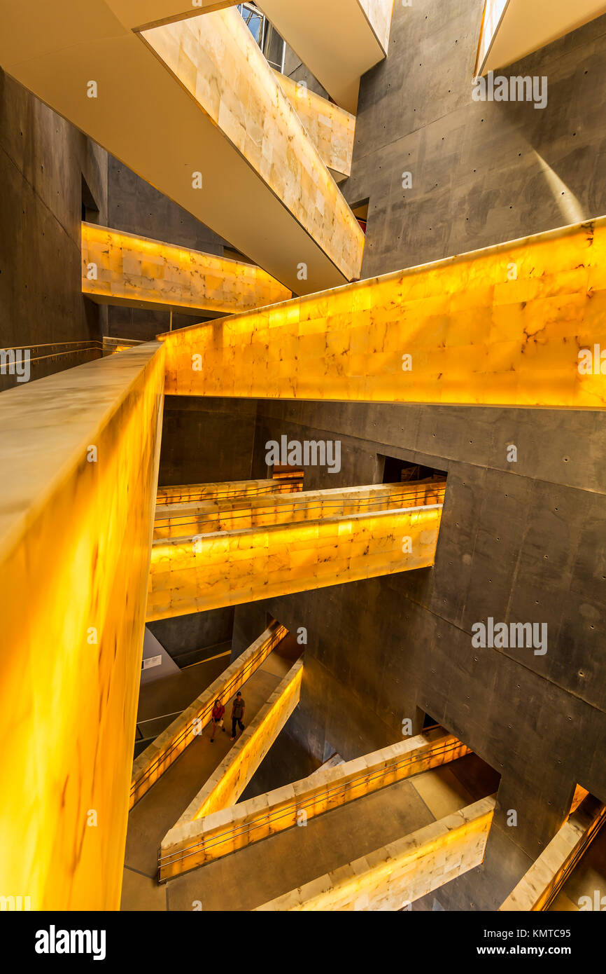 Interno rampe di alabastro del museo canadese per i Diritti Umani, Winnipeg, Manitoba, Canada. Foto Stock