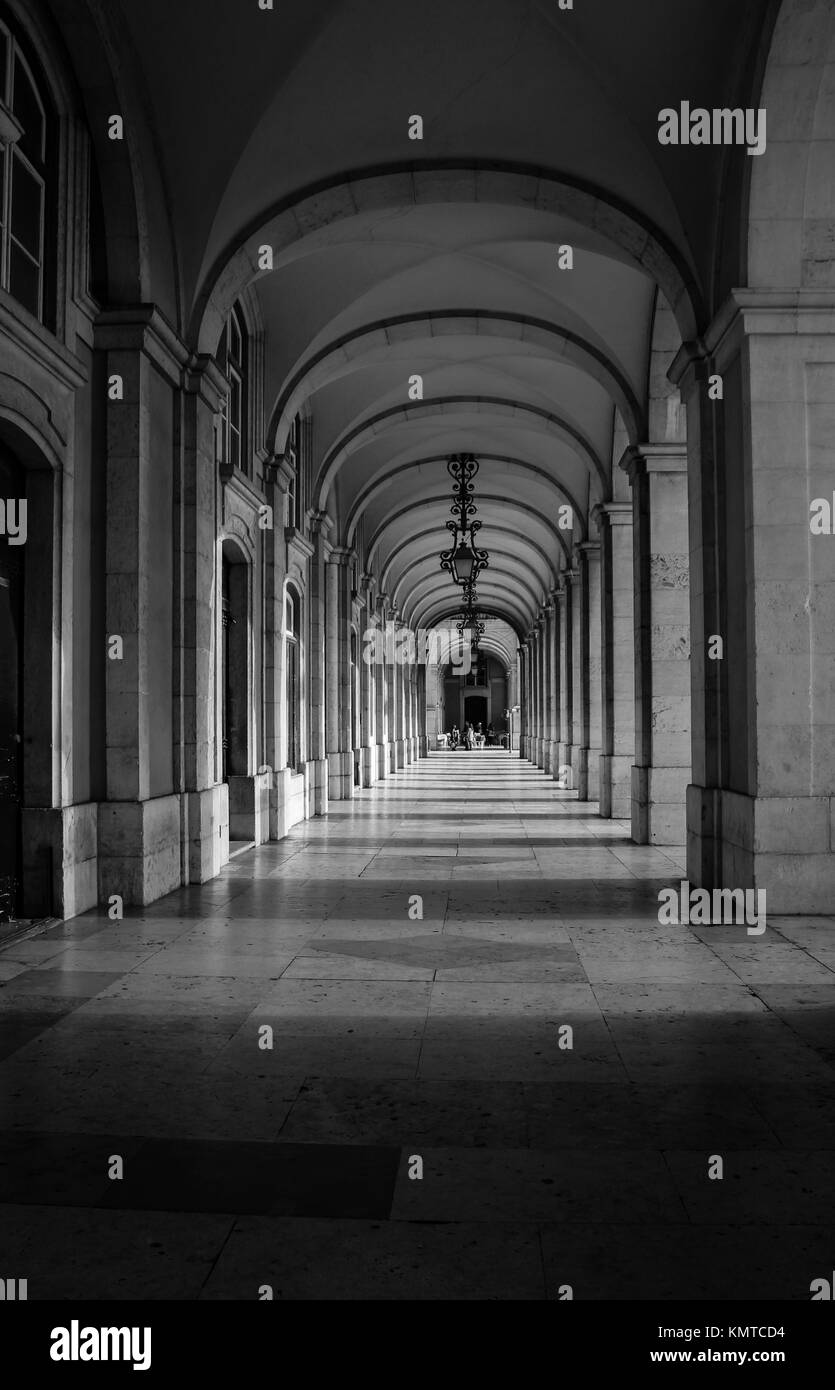 Arco di pietra intorno alla Praça do Comércio nel centro di Lisbona, Portogallo Foto Stock