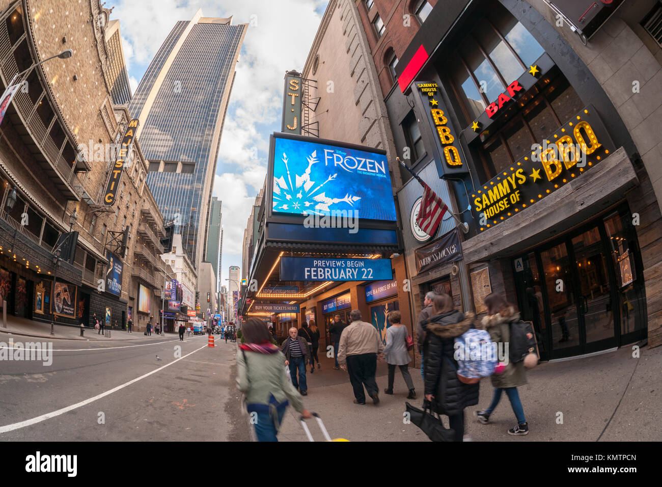 Il marchese dell'attesissimo Disney "Frozen the Musical", basato sull'omonimo film, è visto sul St. James Theatre di New York giovedì 30 novembre 2017. I biglietti per 'Frozen the Musical' sono stati recentemente in vendita con le anteprime previste per il 22 febbraio 2018. (© Richard B. Levine) Foto Stock