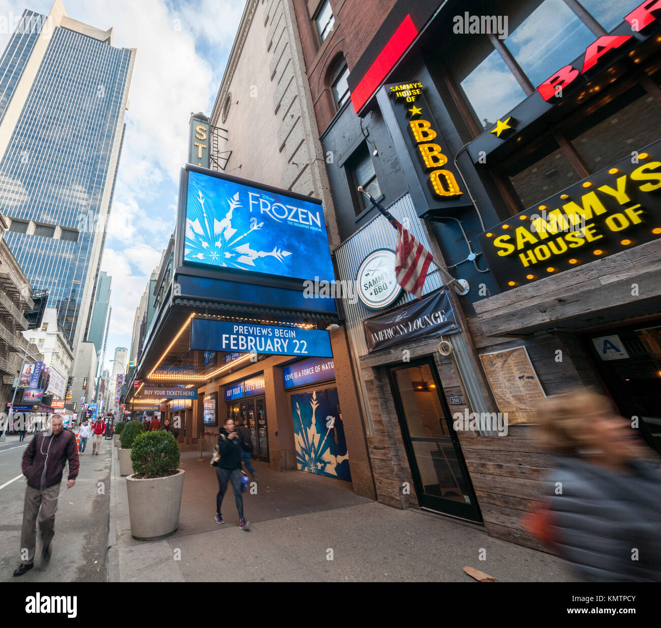 Il marchese dell'attesissimo Disney "Frozen the Musical", basato sull'omonimo film, è visto sul St. James Theatre di New York giovedì 30 novembre 2017. I biglietti per 'Frozen the Musical' sono stati recentemente in vendita con le anteprime previste per il 22 febbraio 2018. (© Richard B. Levine) Foto Stock
