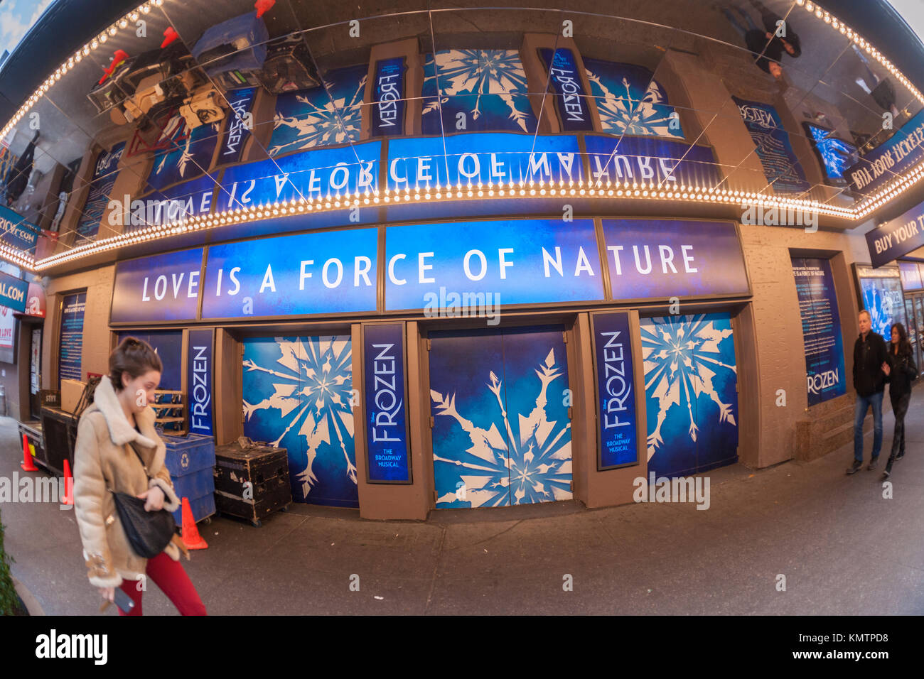 Il marchese dell'attesissimo Disney "Frozen the Musical", basato sull'omonimo film, è visto sul St. James Theatre di New York giovedì 30 novembre 2017. I biglietti per 'Frozen the Musical' sono stati recentemente in vendita con le anteprime previste per il 22 febbraio 2018. (© Richard B. Levine) Foto Stock