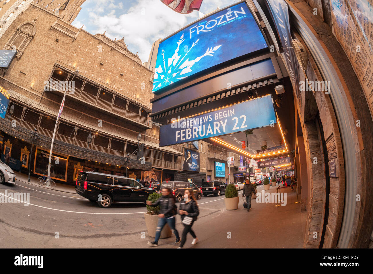 Il marchese dell'attesissimo Disney "Frozen the Musical", basato sull'omonimo film, è visto sul St. James Theatre di New York giovedì 30 novembre 2017. I biglietti per 'Frozen the Musical' sono stati recentemente in vendita con le anteprime previste per il 22 febbraio 2018. (© Richard B. Levine) Foto Stock