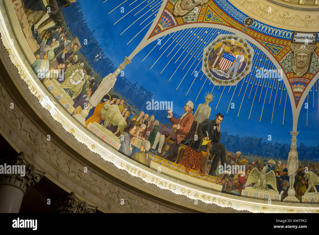 Dettaglio della 'legge attraverso i secoli" (la storia della legge) nella rotunda del new york stato courthouse su foley square in Lower Manhattan martedì, 5 dicembre 2017. Il new deal-ser murale fu progettata dall'artista italiano attilio pusterla, dipinta da 1934 e 1936 e fa parte del progetto federale di arte delle opere l amministrazione del progetto. (© richard b. levine) Foto Stock