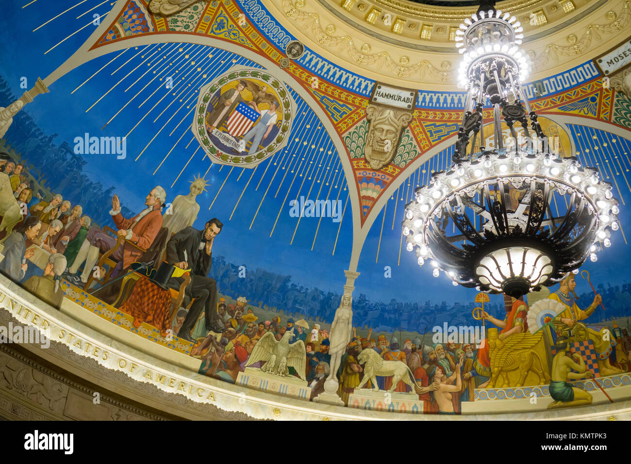 Dettaglio della 'legge attraverso i secoli" (la storia della legge) nella rotunda del new york stato courthouse su foley square in Lower Manhattan martedì, 5 dicembre 2017. Il new deal-ser murale fu progettata dall'artista italiano attilio pusterla, dipinta da 1934 e 1936 e fa parte del progetto federale di arte delle opere l amministrazione del progetto. (© richard b. levine) Foto Stock