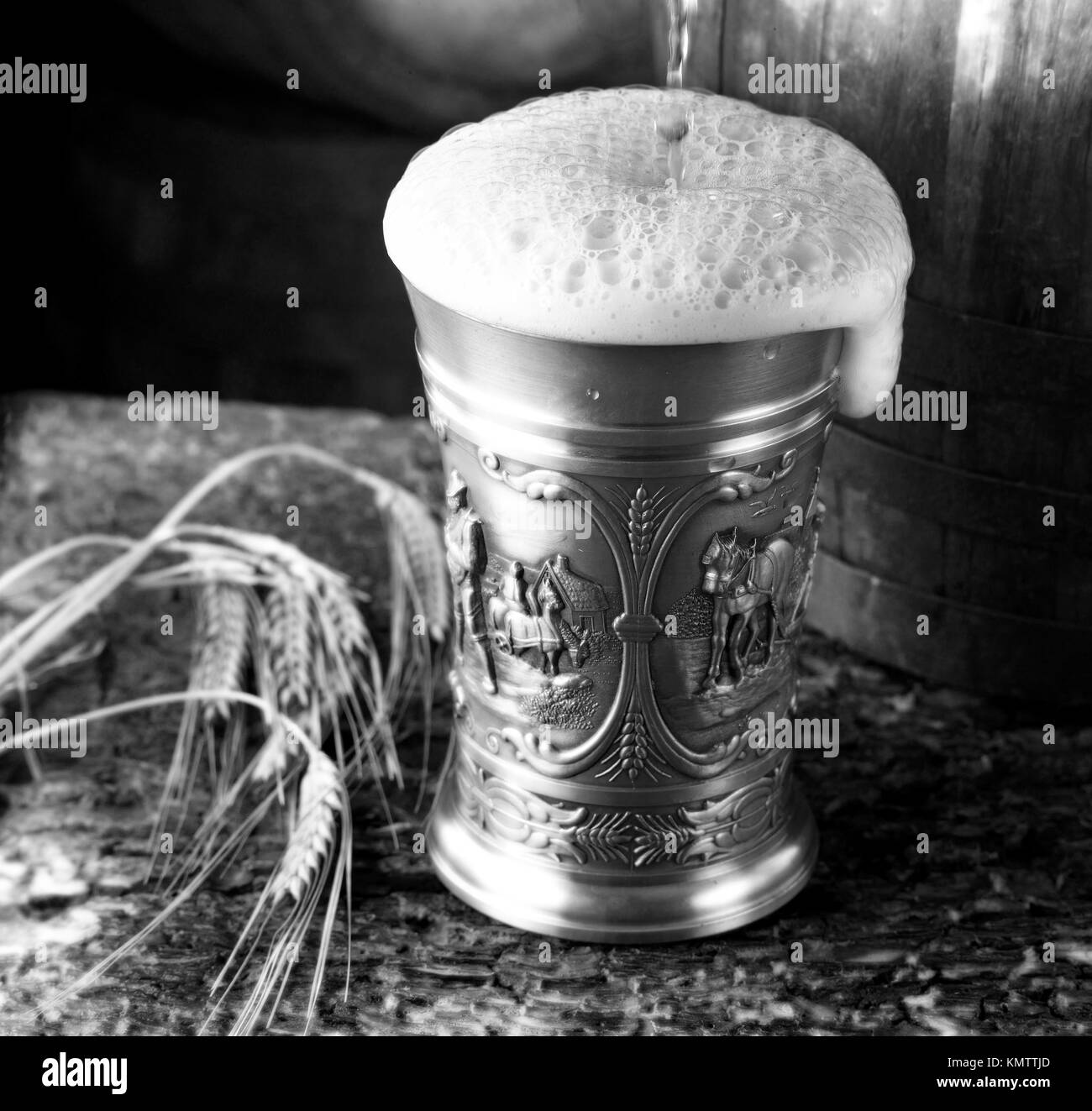 Splendida la birra artigianale versata in un bicchiere Foto Stock