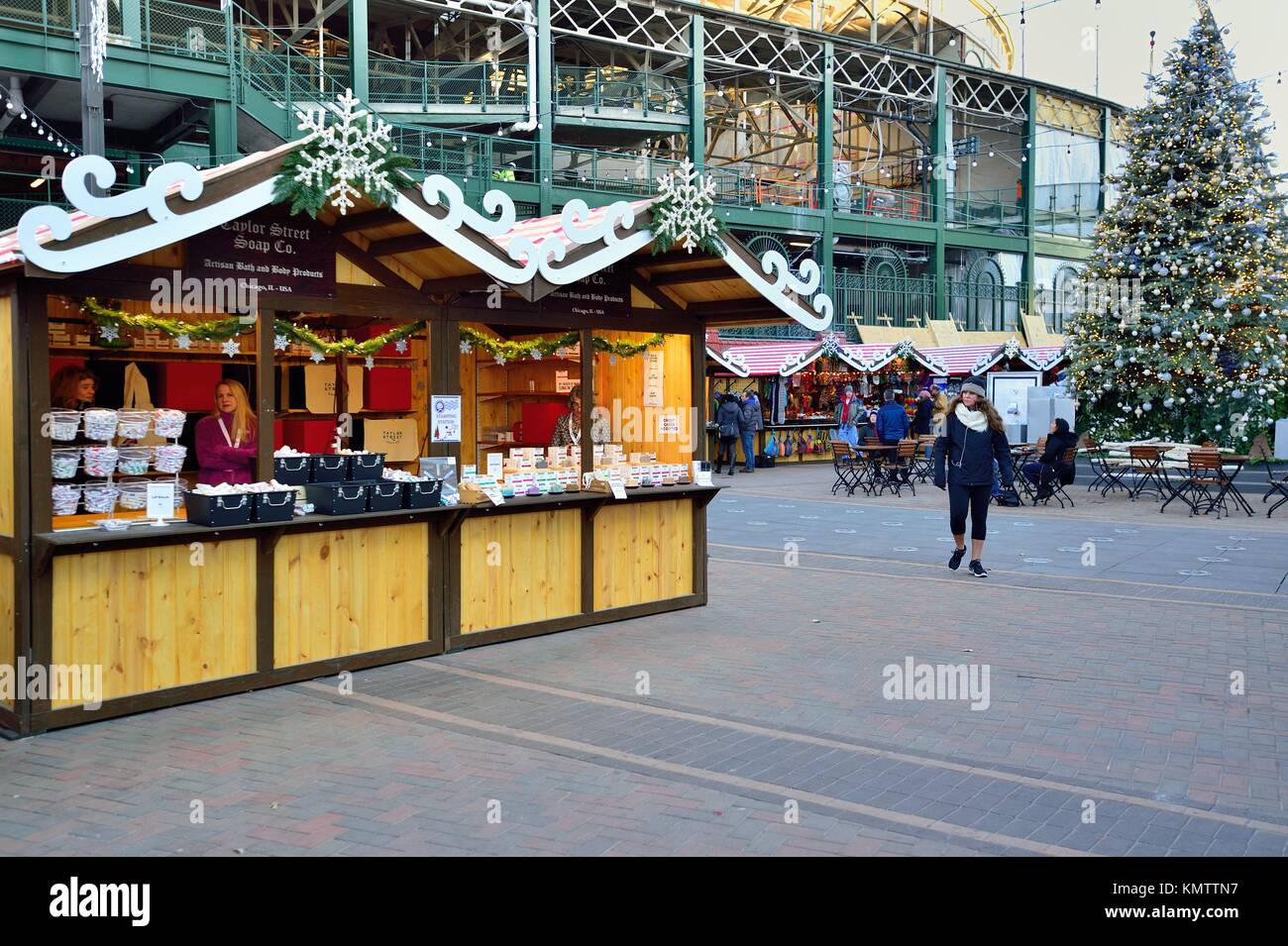Chicago's Wrigleyville quartiere assume un spirito natalizio al mozzo della comunità, l'iconica Wrigley Field. Chicago, Illinois, Stati Uniti d'America. Foto Stock