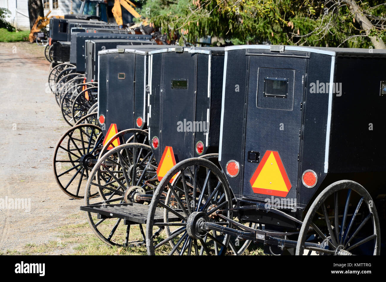 Fila di Amish buggies parcheggiata fuori Farmerstown asta di bestiame, Ohio, Stati Uniti d'America. Foto Stock