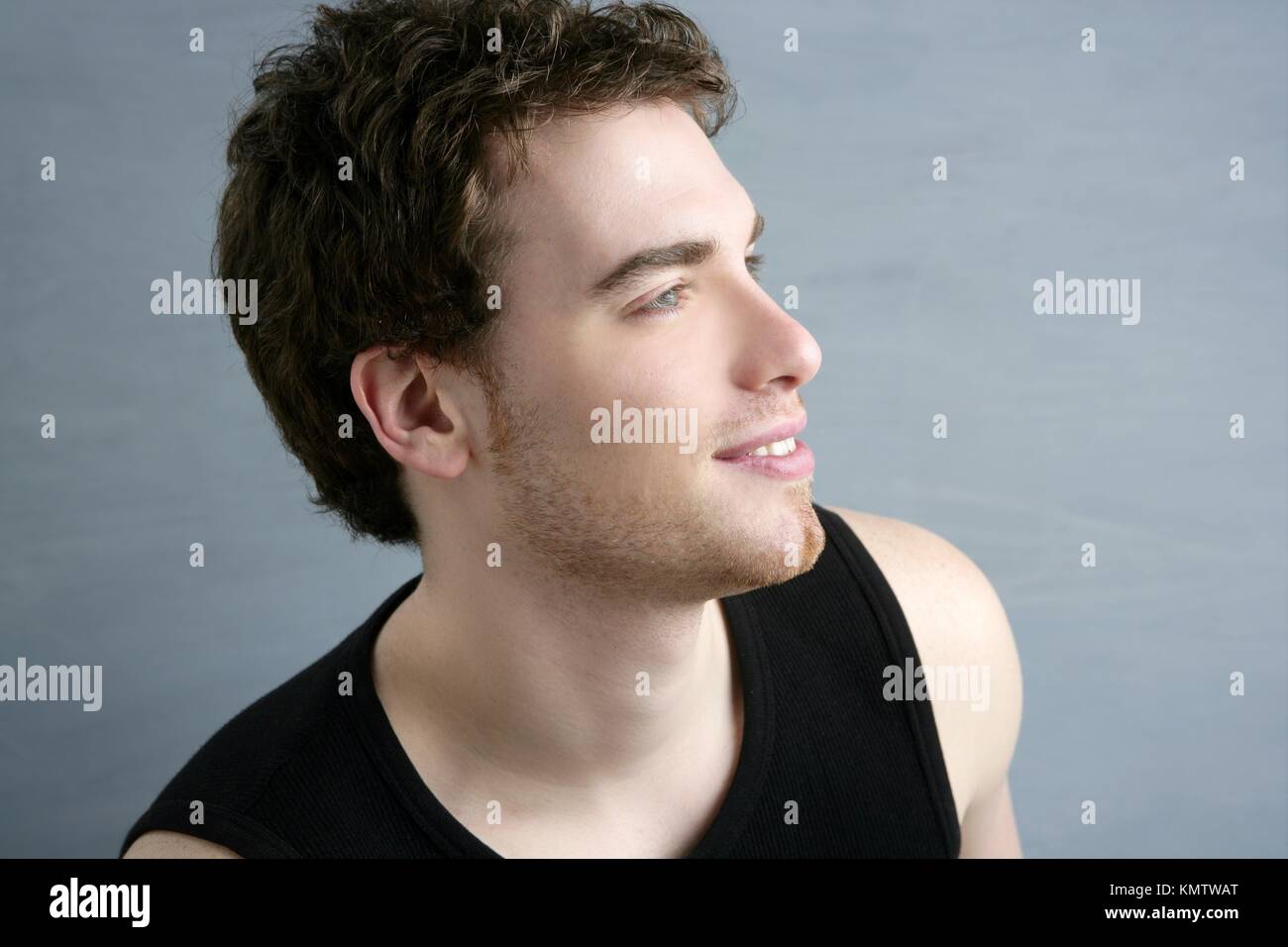 Bel sorriso profilo ritratto giovane uomo faccia dettaglio closeup Foto  stock - Alamy