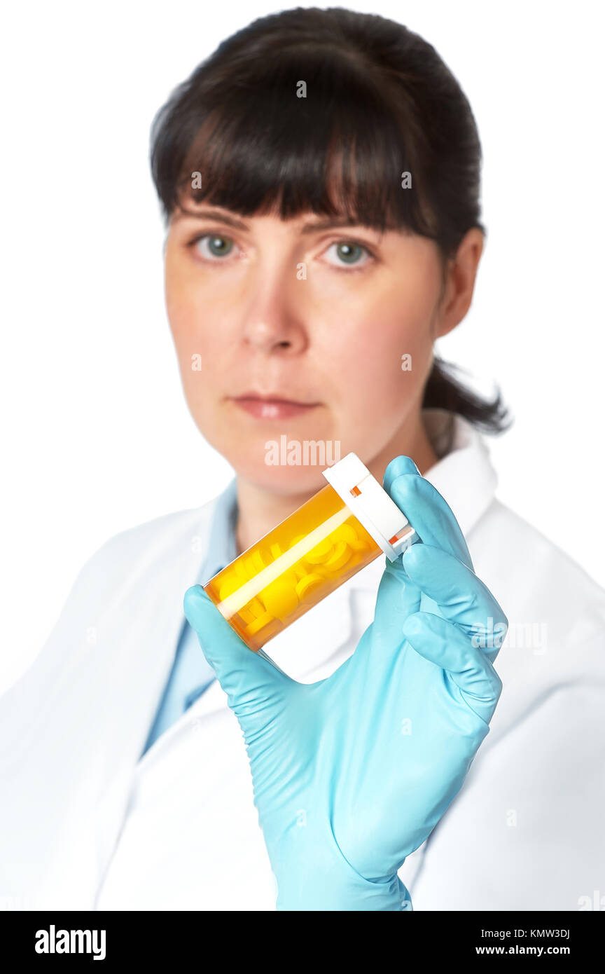Donne medico o infermiere con il giallo un vasetto di pillole in mano. DOF poco profondo, concentrarsi sulle pillole Foto Stock