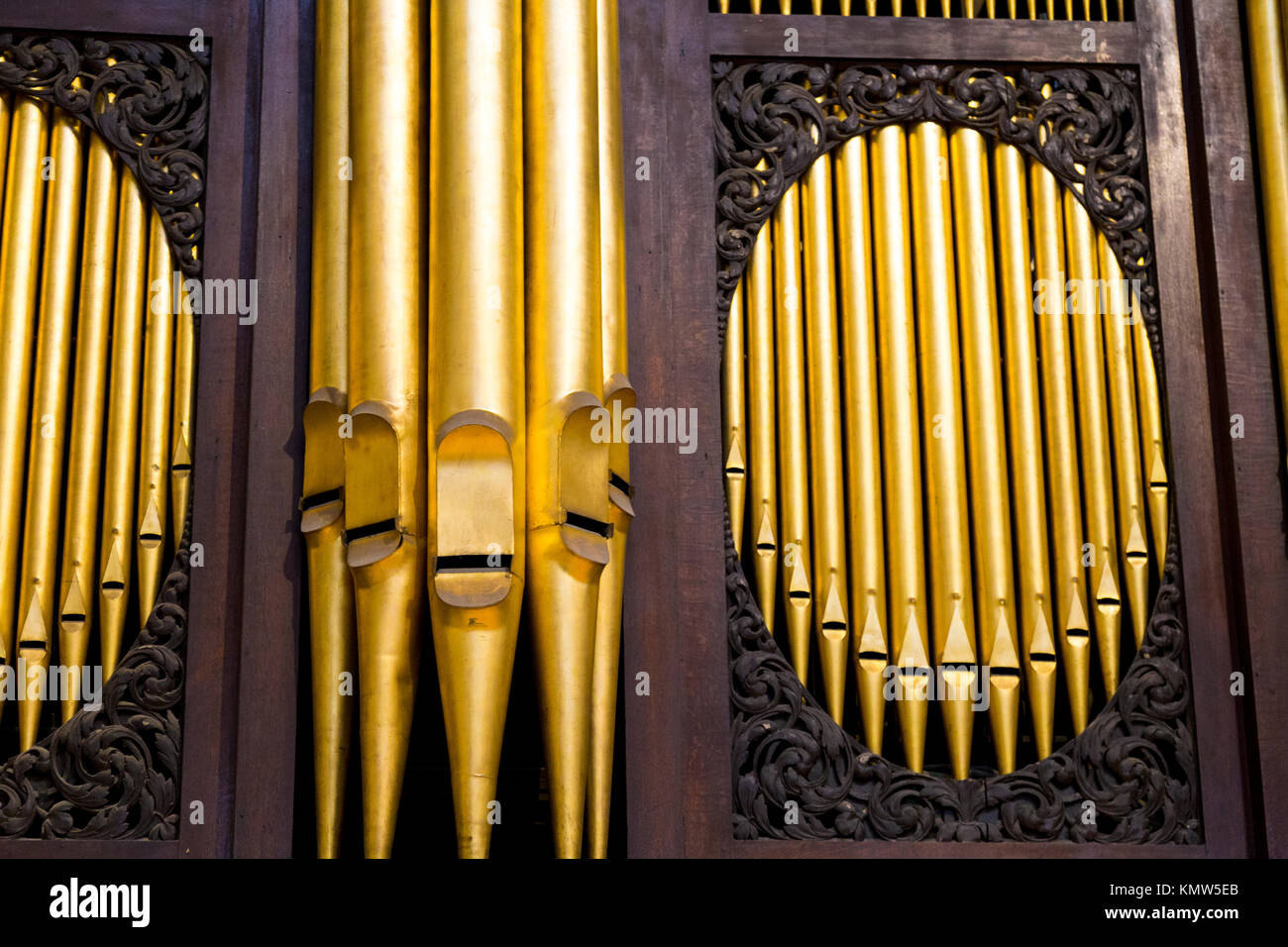 Legno marrone e oro dettaglio organo presso il St Andrew Undershaft, London, Regno Unito Foto Stock