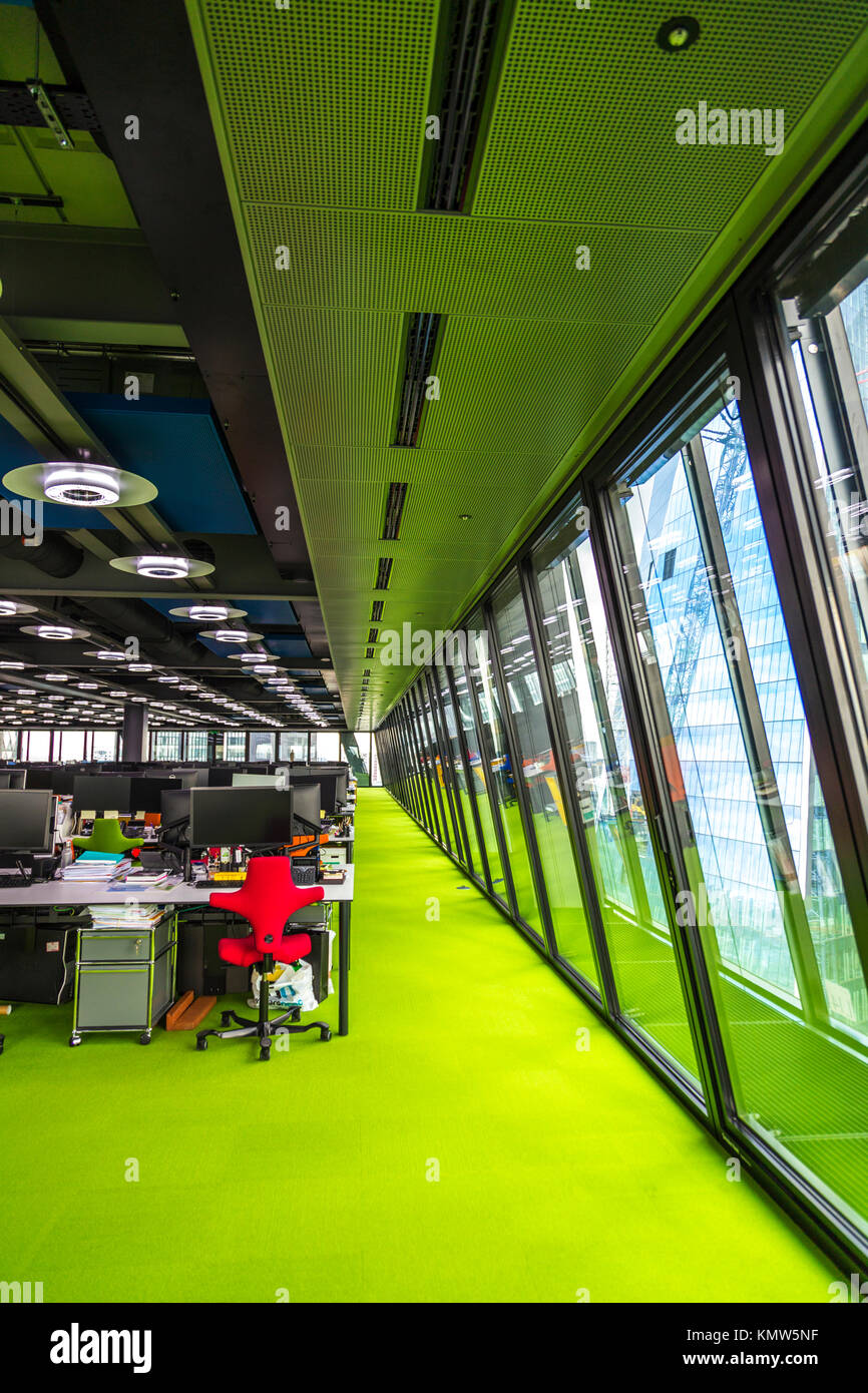 Colorata vibrante modern open plan office all'interno dell'edificio Leadenhall, London, Regno Unito Foto Stock