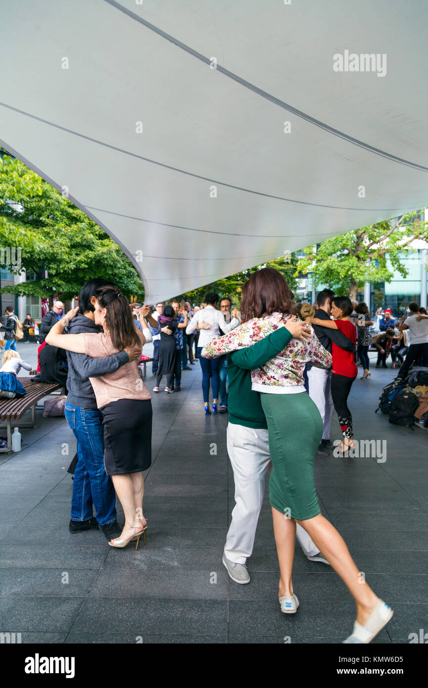 La gente ballare il tango in Piazza Alfieri, Spitalfields, London, Regno Unito Foto Stock