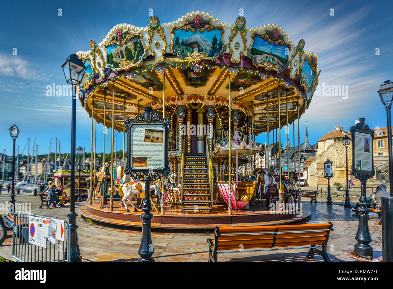 La giostra vintage presso il porto del villaggio francese di Honfleur, Francia sulla costa della Normandia e il canale inglese Foto Stock