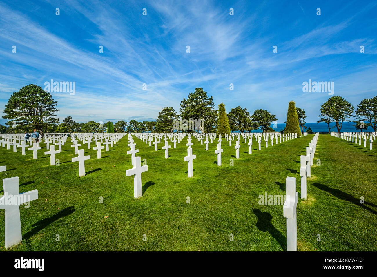 La Normandia Cimitero e memoriale americano a Colleville-sur-Mer in una giornata di sole con righe di lapidi in onore dei caduti Foto Stock