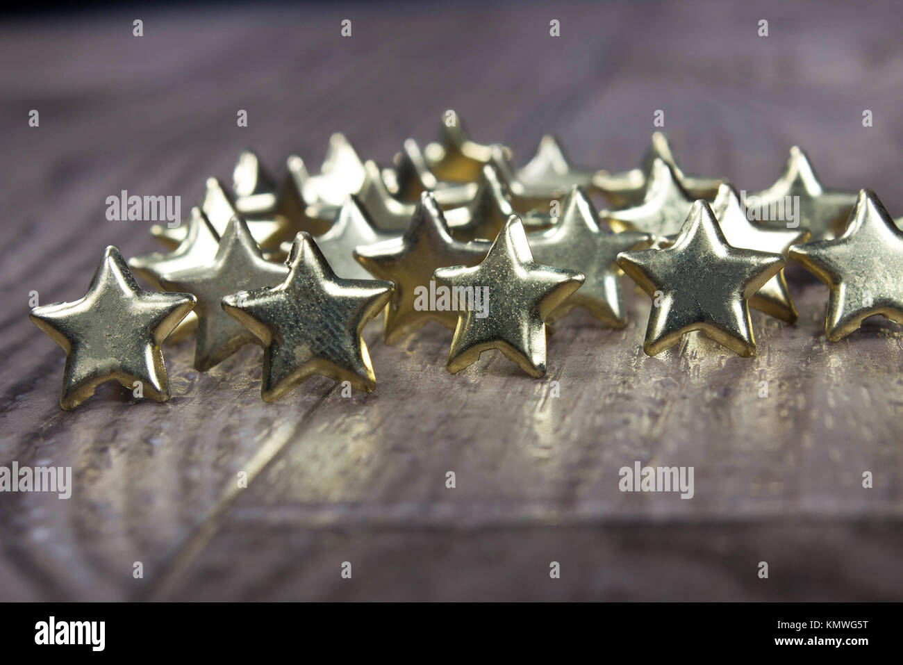 Close up vintage sfondo astratto di stelle d'oro, gli elementi di fissaggio, posa su legno del pavimento della granella Foto Stock