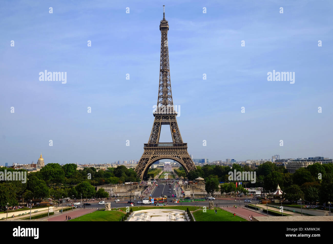 Il simbolo della Francia e di Parigi, la Torre Eiffel in una calda giornata estiva Foto Stock