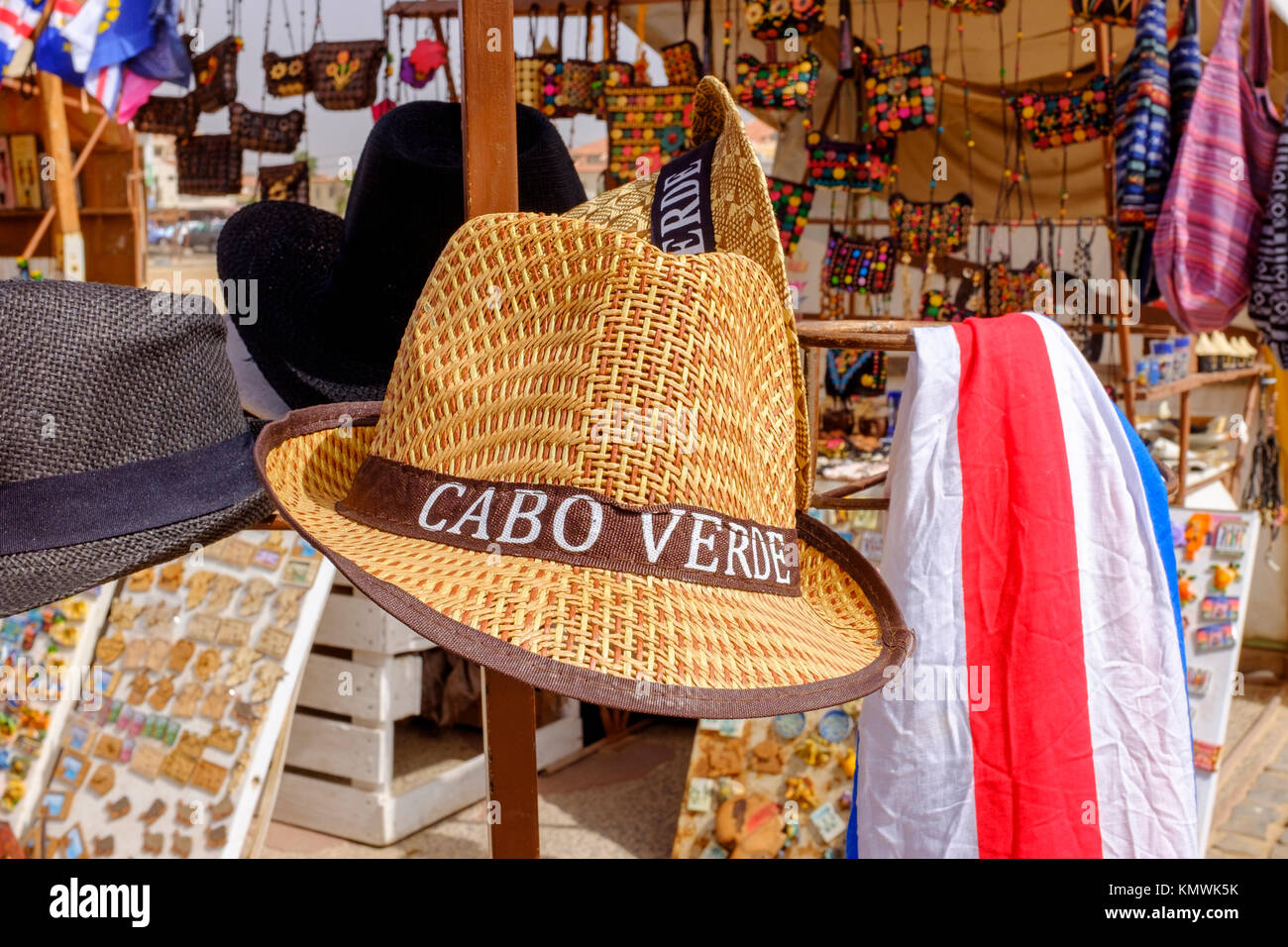 Un cappello di paglia con il nome Cabo Verde in vendita su una bancarella di souvenir per i turisti, Santa Maria Capo Verde Foto Stock