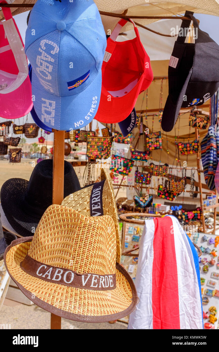 Selezione di cappello da sole per la vendita in una fase di stallo per il negozio di souvenir, Santa Maria Capo Verde Foto Stock