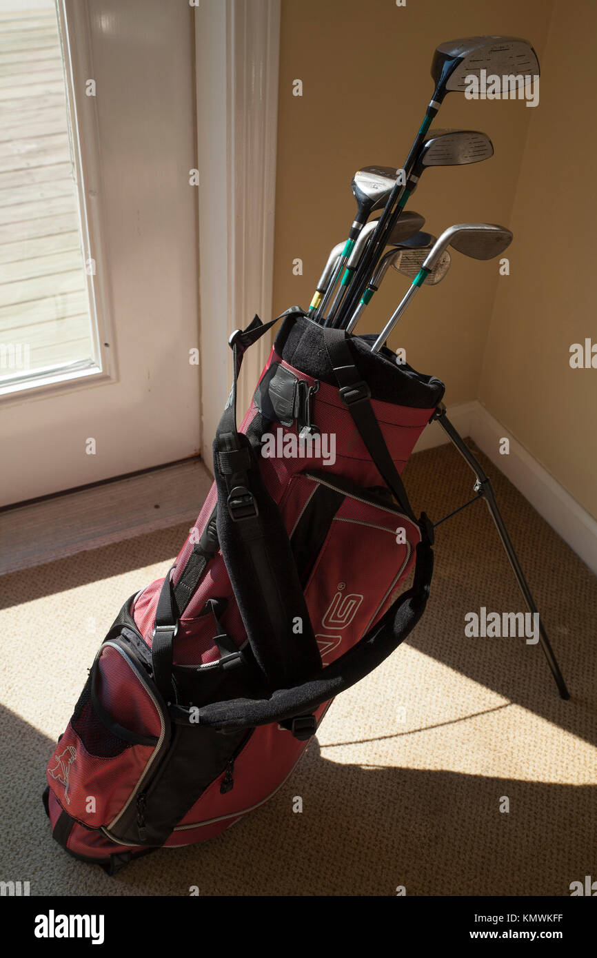 Un incustoditi borsa da golf si trova all'interno di un campo da golf in Massachusetts, STATI UNITI D'AMERICA. Foto Stock