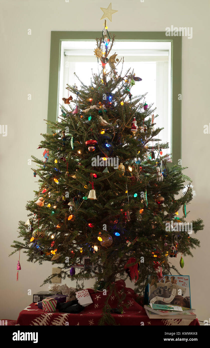 Un albero di Natale decorato in una casa. Foto Stock
