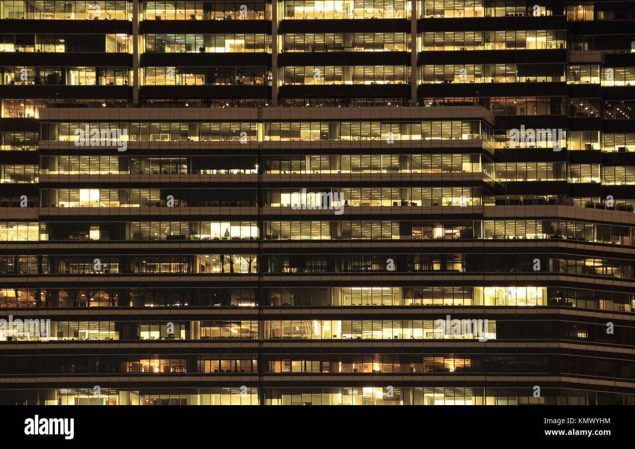 Edificio per uffici di notte. A tarda notte al lavoro. Glass curtain wall edificio per uffici Foto Stock