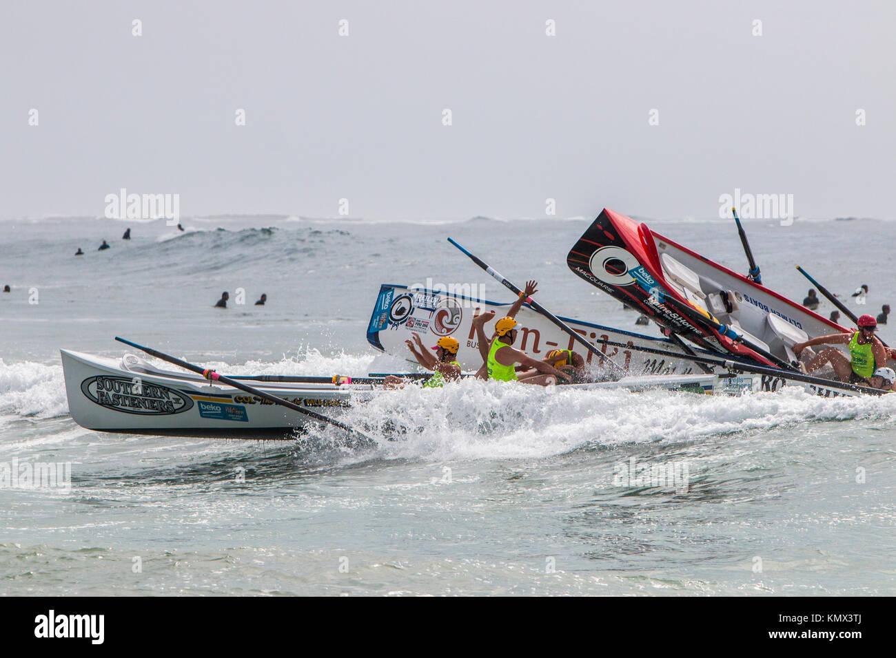 Elite pro e mens womens surfboat squadre provenienti da Australia competere a Dee Why beach, big surf ha visto un gran numero di barche di capovolgimento e si scontrano con i concorrenti. Foto Stock