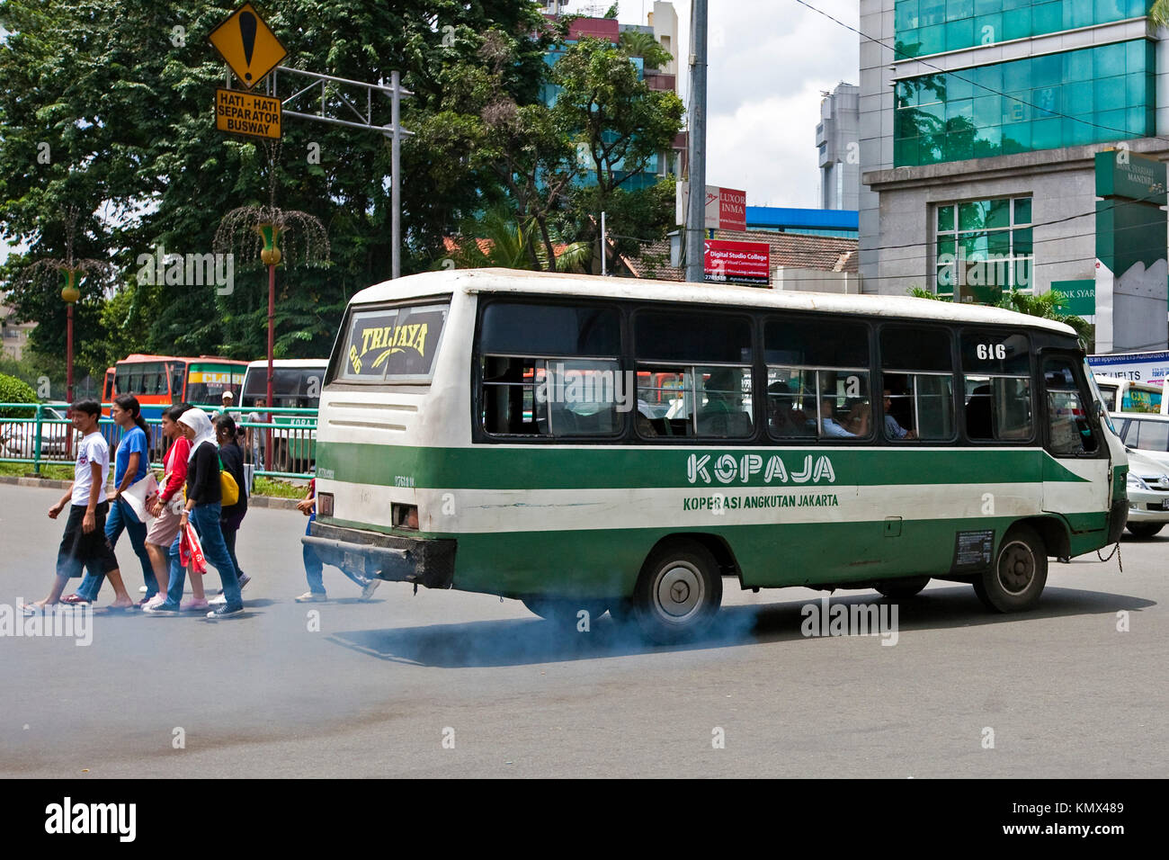 Scarico autobus, inquinamento e pedoni, stazione degli autobus Blok M, Giacarta, Indonesia Foto Stock