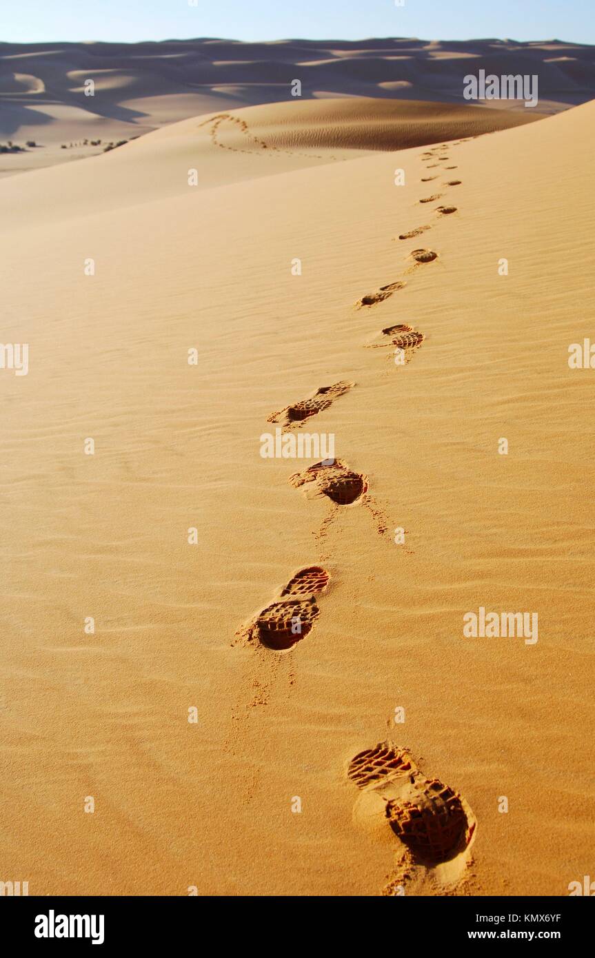 Le dune di sabbia con piedi stampe nella Ubari Mare di Sabbia, il deserto del Sahara, Libia Foto Stock