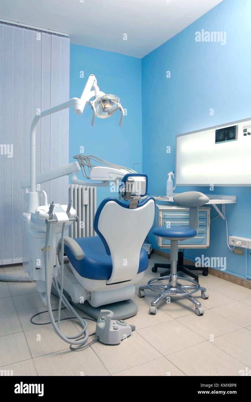 Moderno poltrona del dentista in una sala medica Foto stock - Alamy