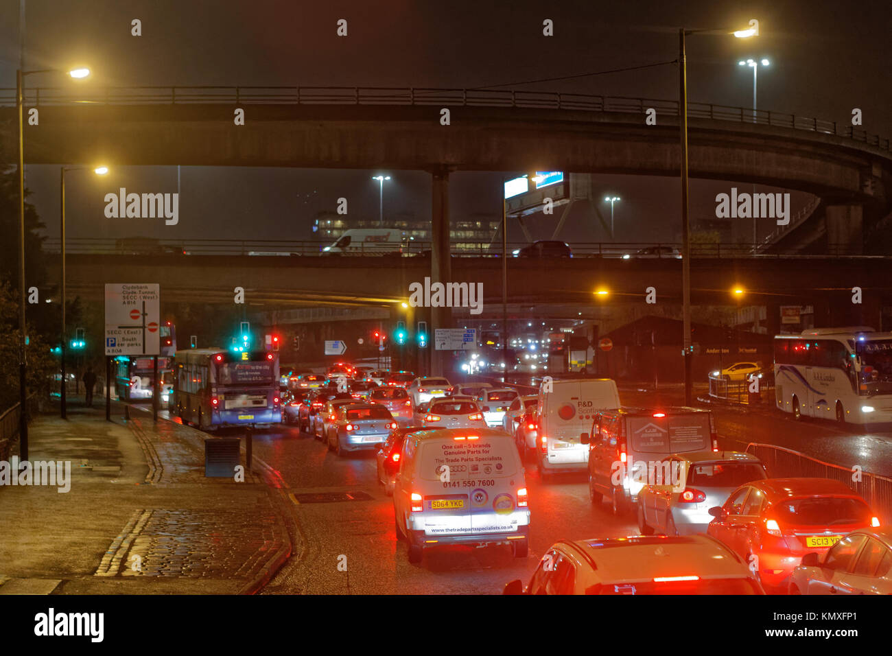 Luci rosse di notte A814 clydeside superstrada M8 overhead link fast lanes ora di punta del traffico che scorre veloce Argyle street anderston inquinamento Foto Stock