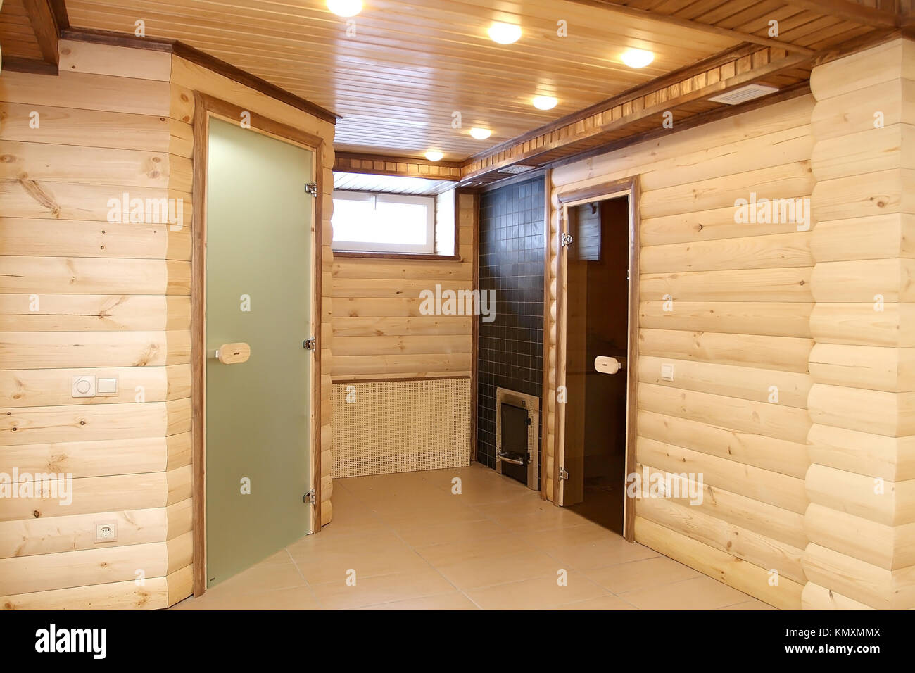 La sauna è terminato con il legno con un forno e una porta di vetro Foto Stock