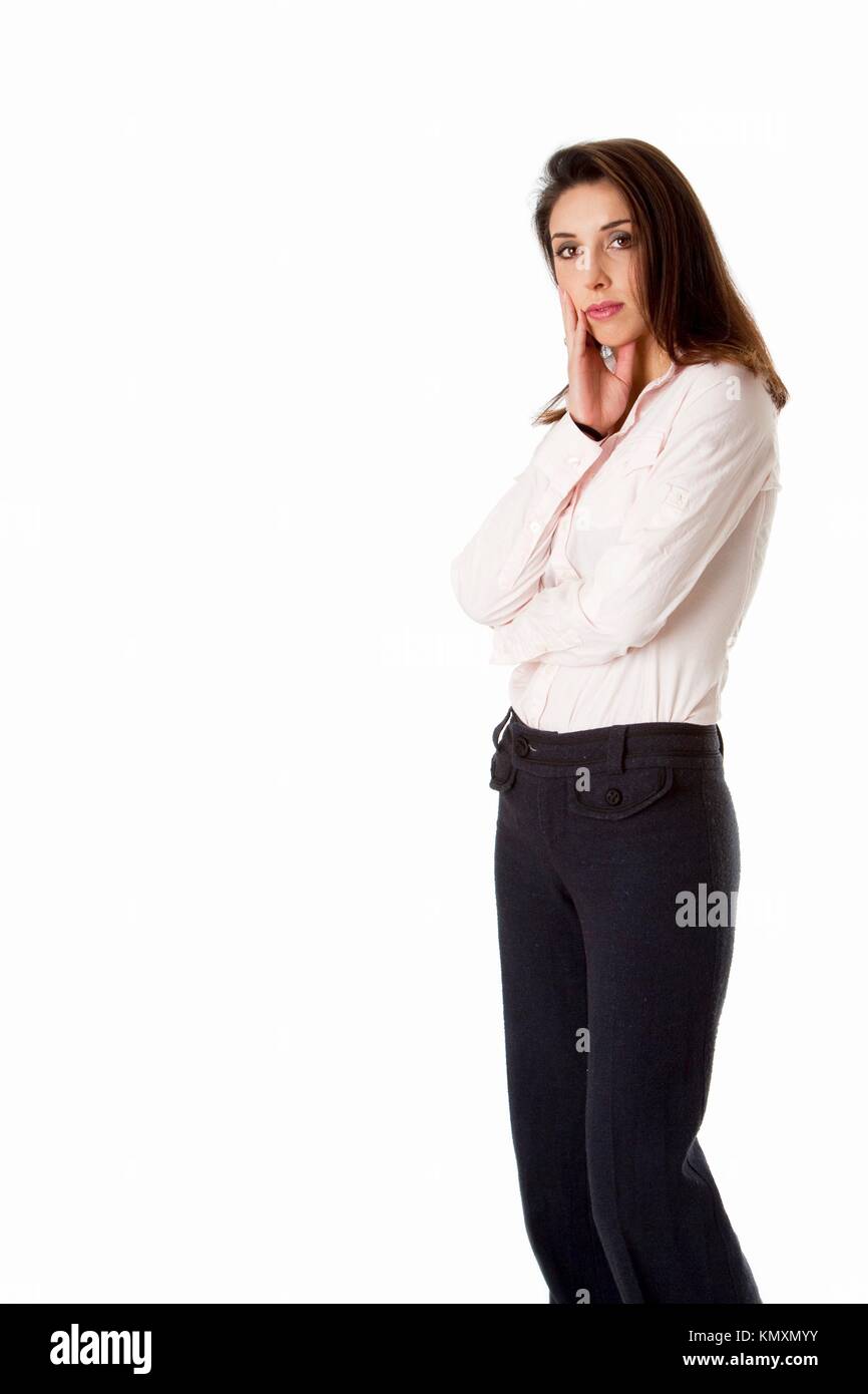 Bella grave preoccupazione di successo ispanica caucasica imprenditore  business woman standing, indossando il blu scuro pantaloni e camicia rosa e  bracci Foto stock - Alamy